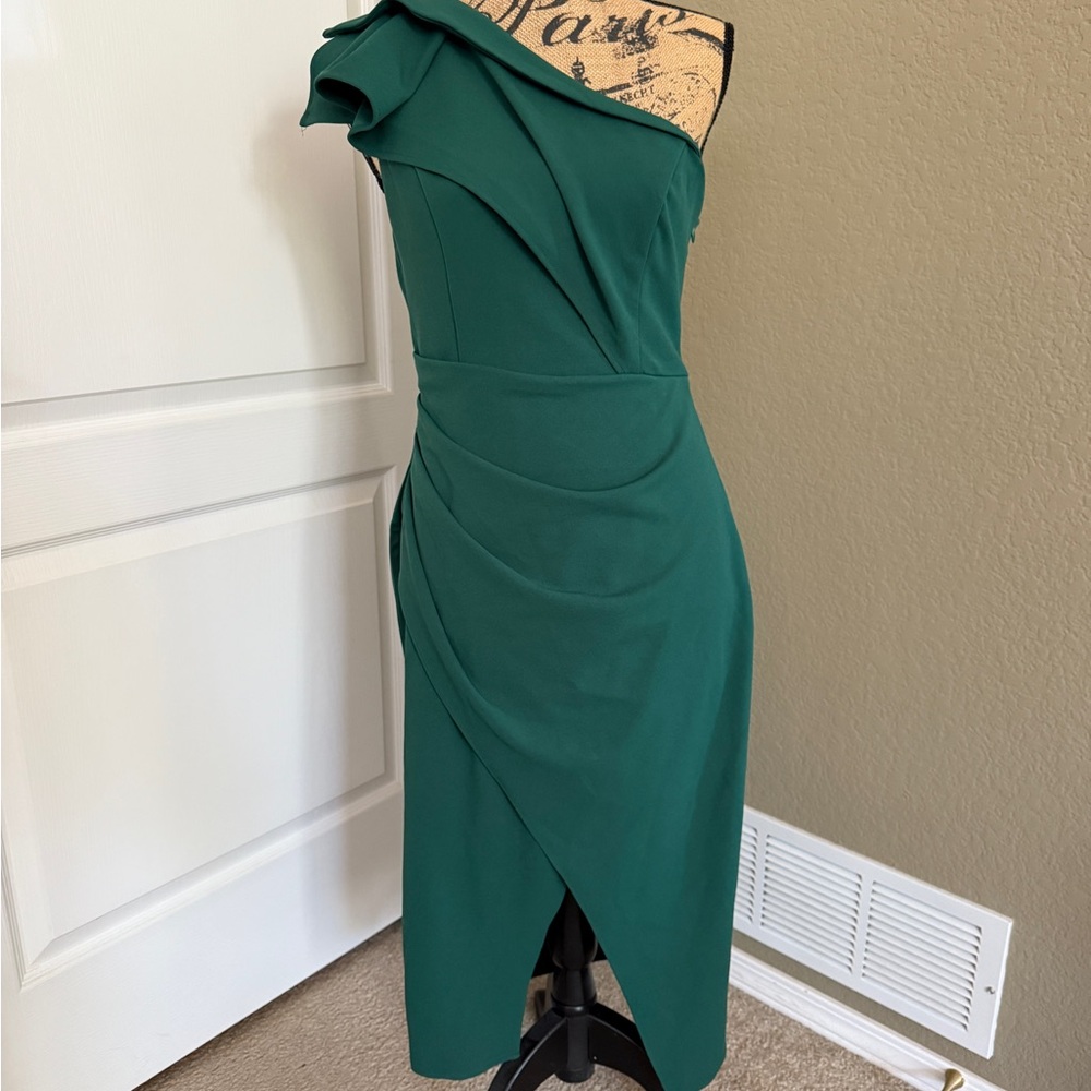 Elegant Green One-Shoulder Dress